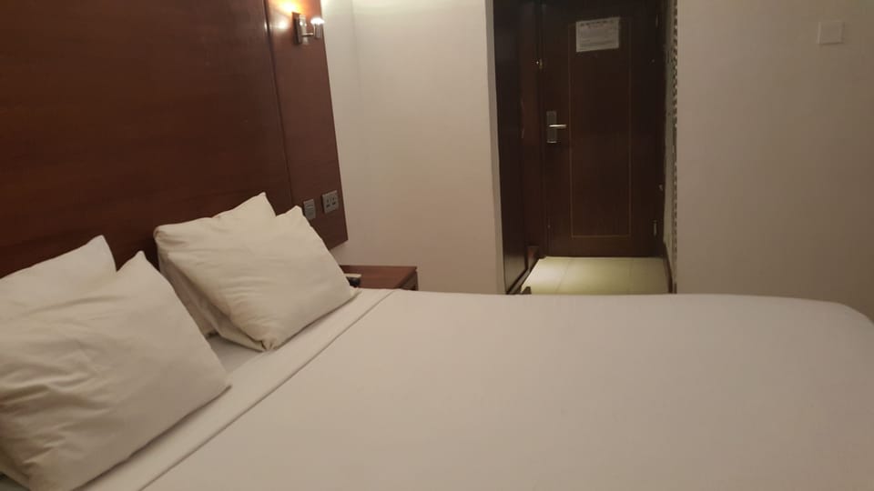 Executive Double Room, 1 Bedroom | Minibar, in-room safe, desk, WiFi (free)