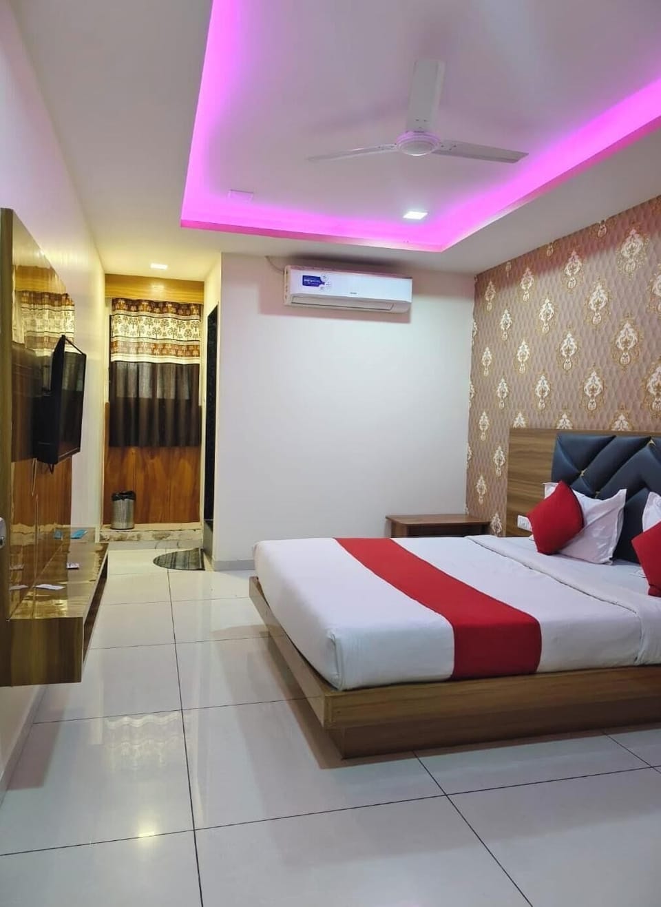Deluxe Double Room, City View | Desk, laptop workspace, free WiFi