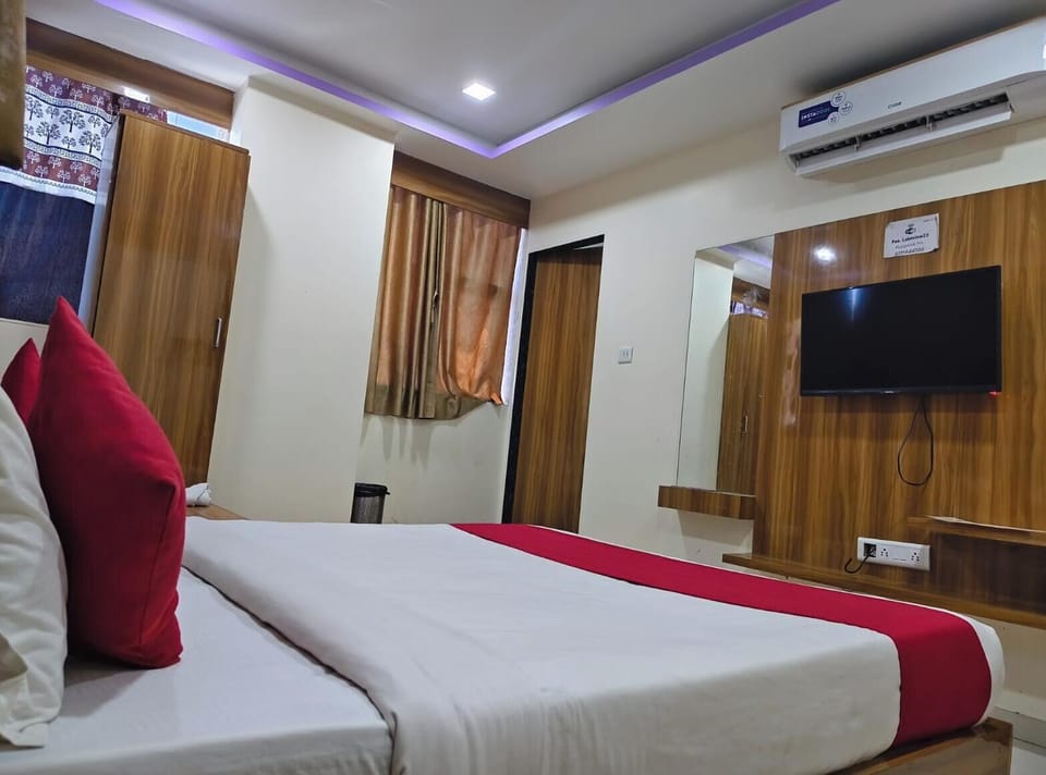 Deluxe Double Room, City View | Desk, laptop workspace, free WiFi