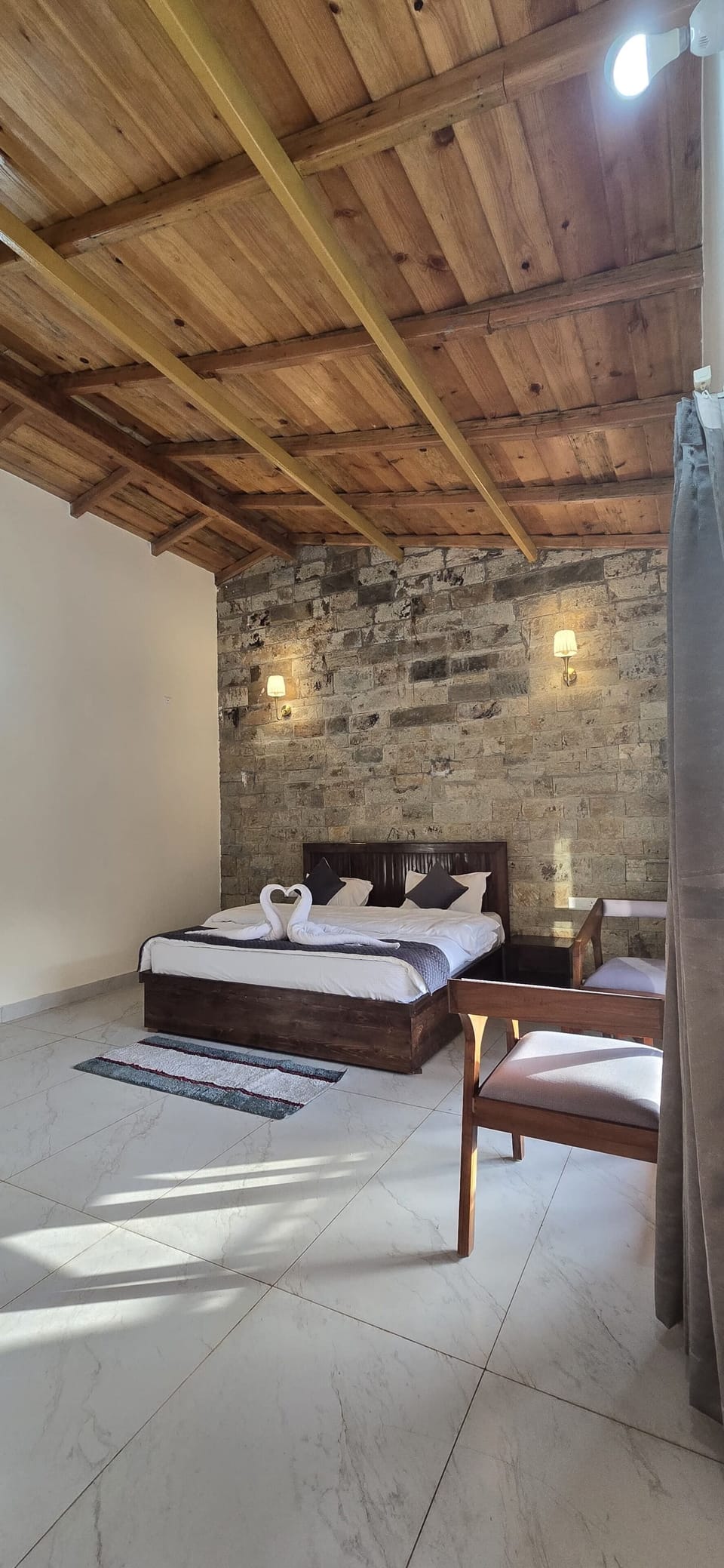 Stone Cottage Suite Room | Desk, laptop workspace, blackout drapes, soundproofing