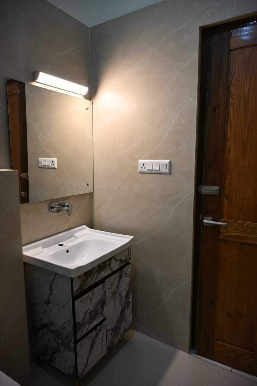 Deluxe Wooden Cottage Room | Bathroom | Shower, rainfall showerhead, slippers, towels