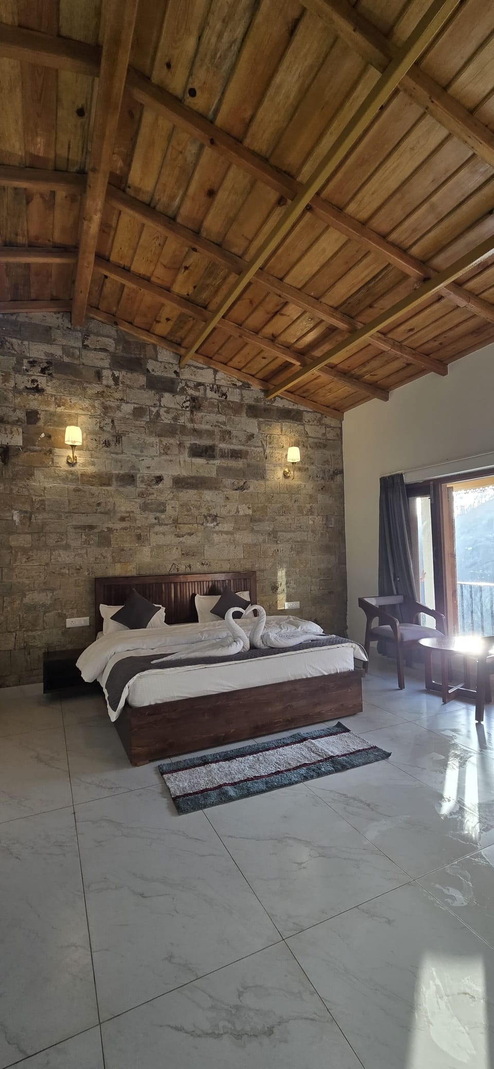 Stone Cottage Suite Room | Desk, laptop workspace, blackout drapes, soundproofing
