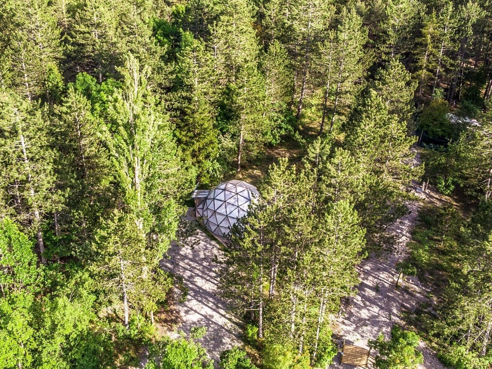 Tent | Blackout drapes, soundproofing, WiFi (free), bed sheets
