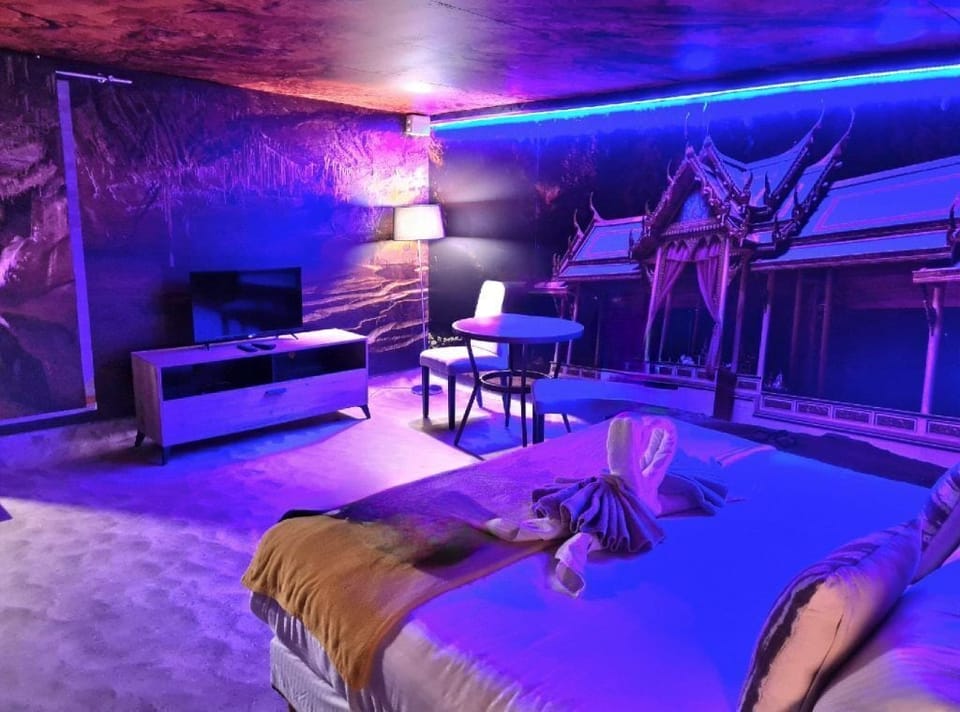 Double Room, 1 Queen Bed | Blackout drapes, soundproofing, WiFi (free), bed sheets