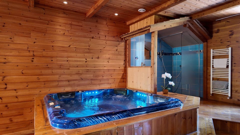 Double Room (Sequoïa) | Bathroom | Shower, rainfall showerhead, bathrobes, slippers