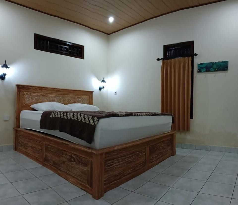 Standard Double Room, Courtyard View | Desk, free WiFi