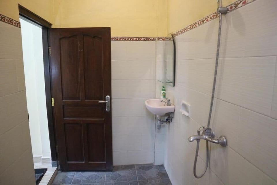 Standard Double Room, Courtyard View | Bathroom | Shower, free toiletries, towels, soap
