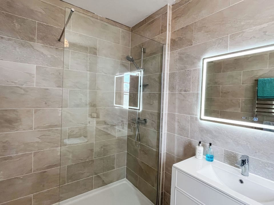 Bathroom | Avocet Apartment - Dunvalanree Apartments, Carradale