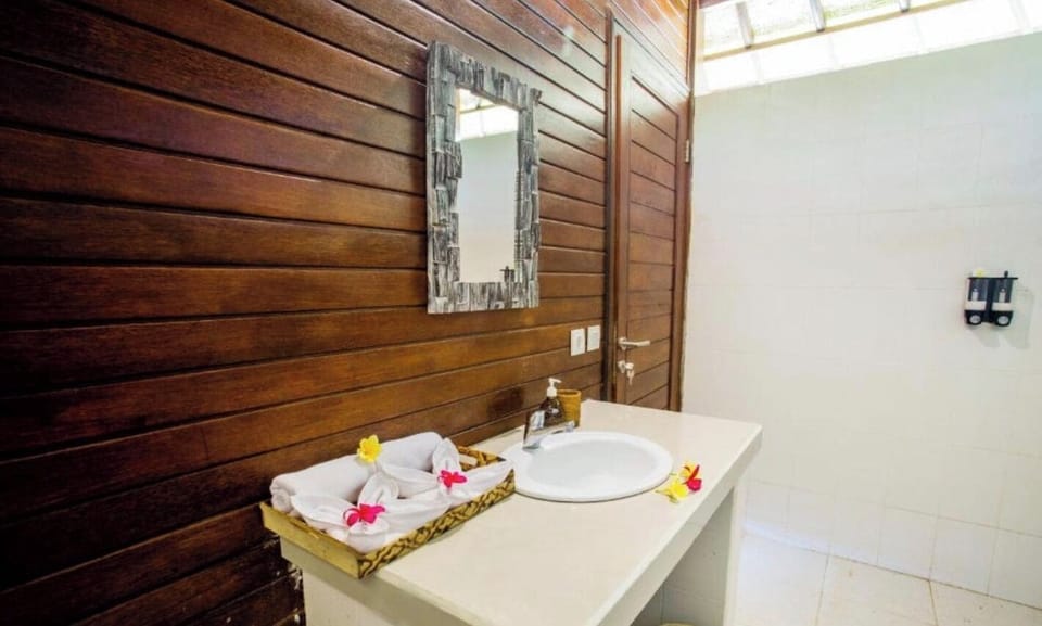 Shower, free toiletries, hair dryer, towels