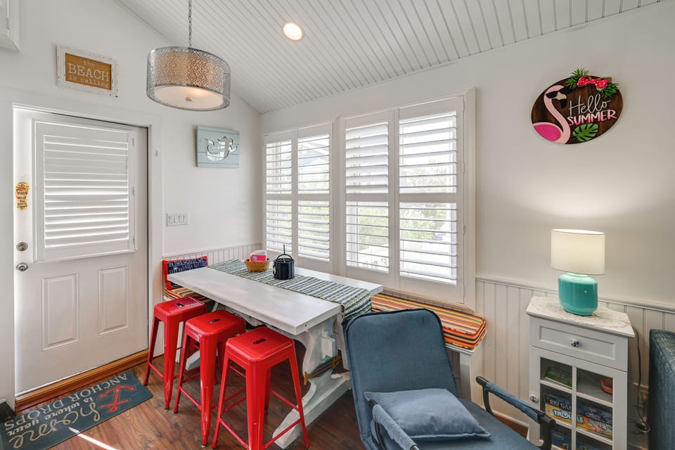 Dining Area | Dishware/Flatware Provided