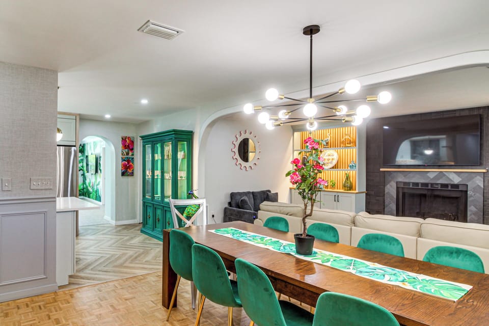 Dining Area | Dishware/Flatware Provided