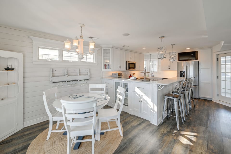 Dining Area | Dishware/Flatware Provided | 2nd Level