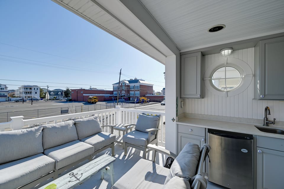 Front Deck | Wet Bar