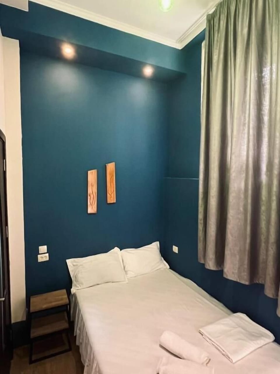 Free WiFi, bed sheets