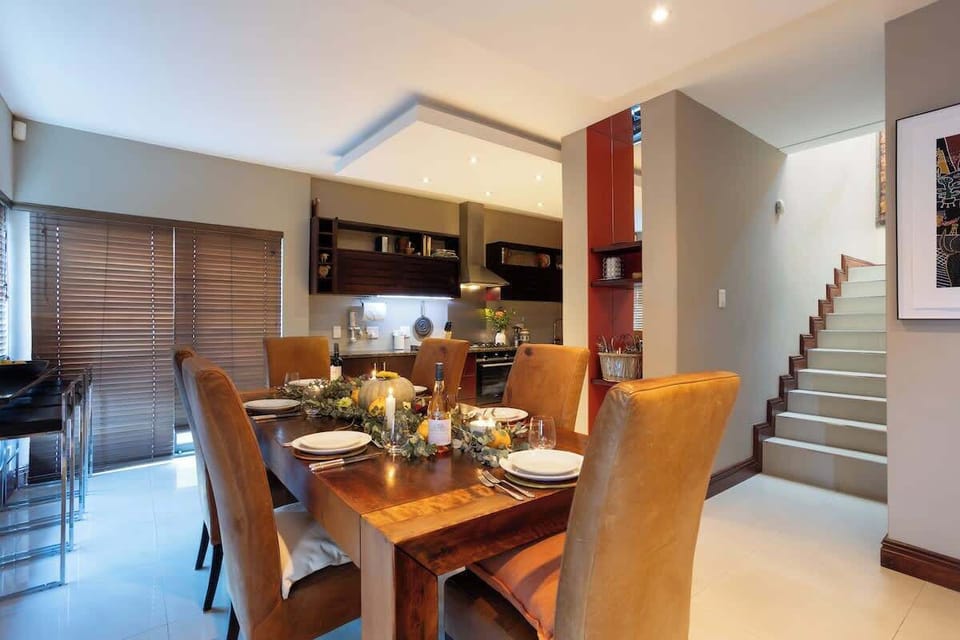 Open plan living and dining space, perfect for the entertainer. 