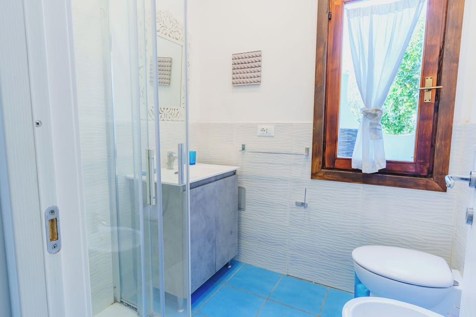House (1 Bedroom) | Bathroom | Shower, bidet