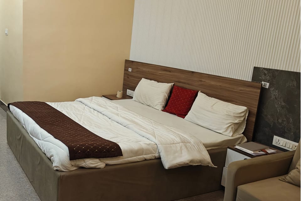 Family Room | Desk, laptop workspace, free WiFi