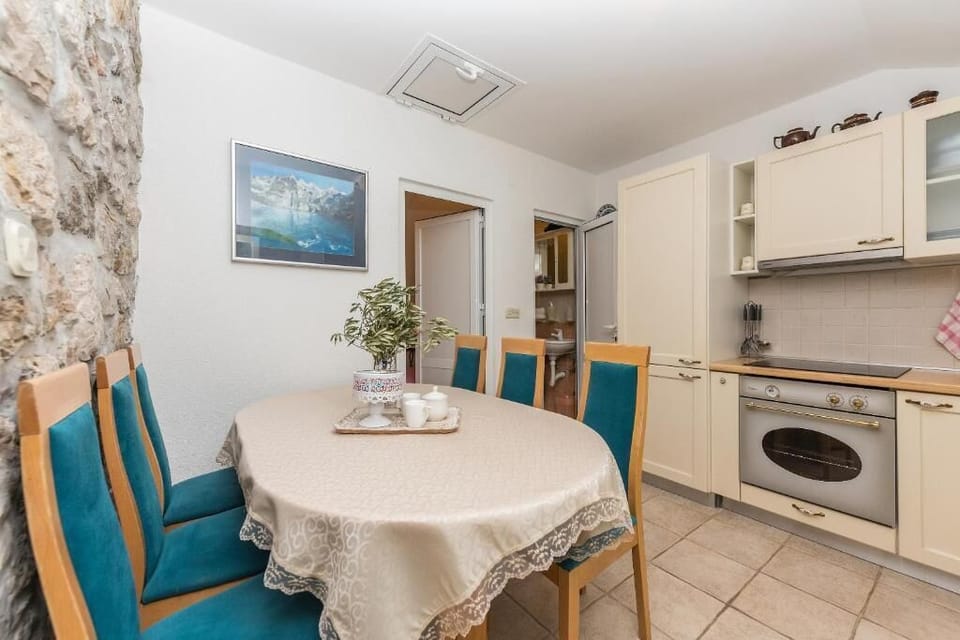 Traditional Apartment, City View | Dining