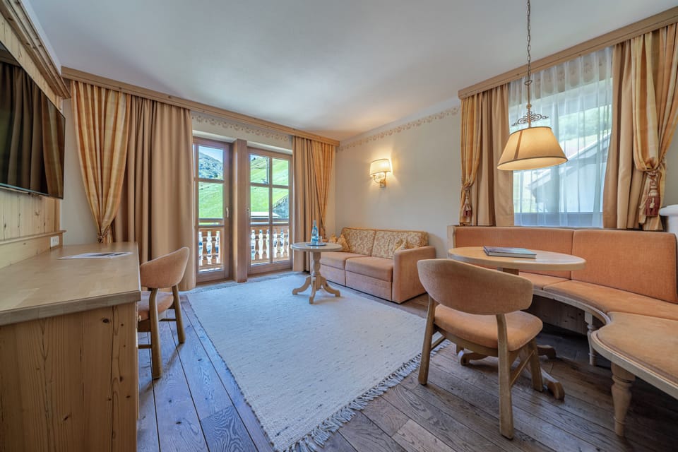 Comfort Suite, Balcony, Mountain View | Premium bedding, in-room safe, soundproofing, WiFi (free)