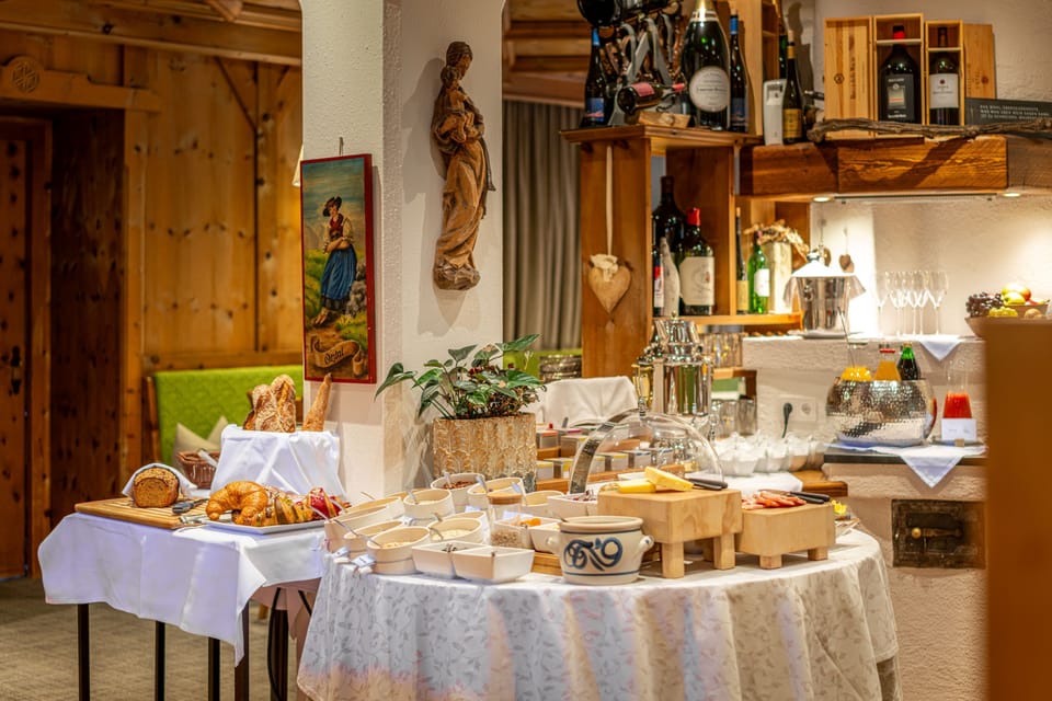 Daily buffet breakfast for a fee