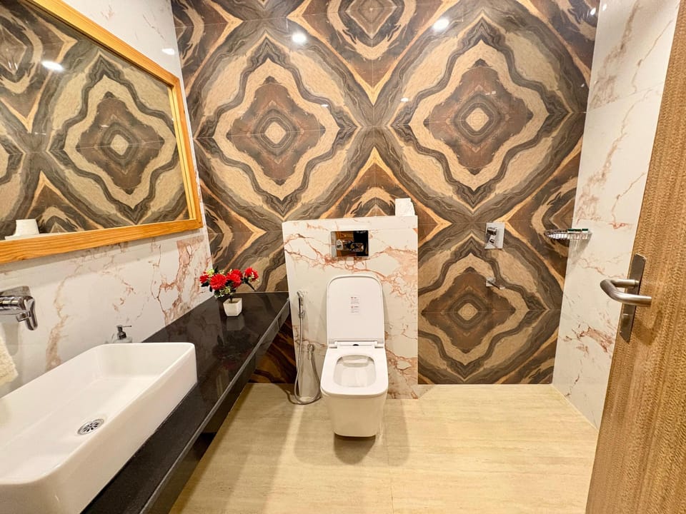 Luxury Double Room, Smoking, Housekeeping | Bathroom | Shower, free toiletries, towels, soap