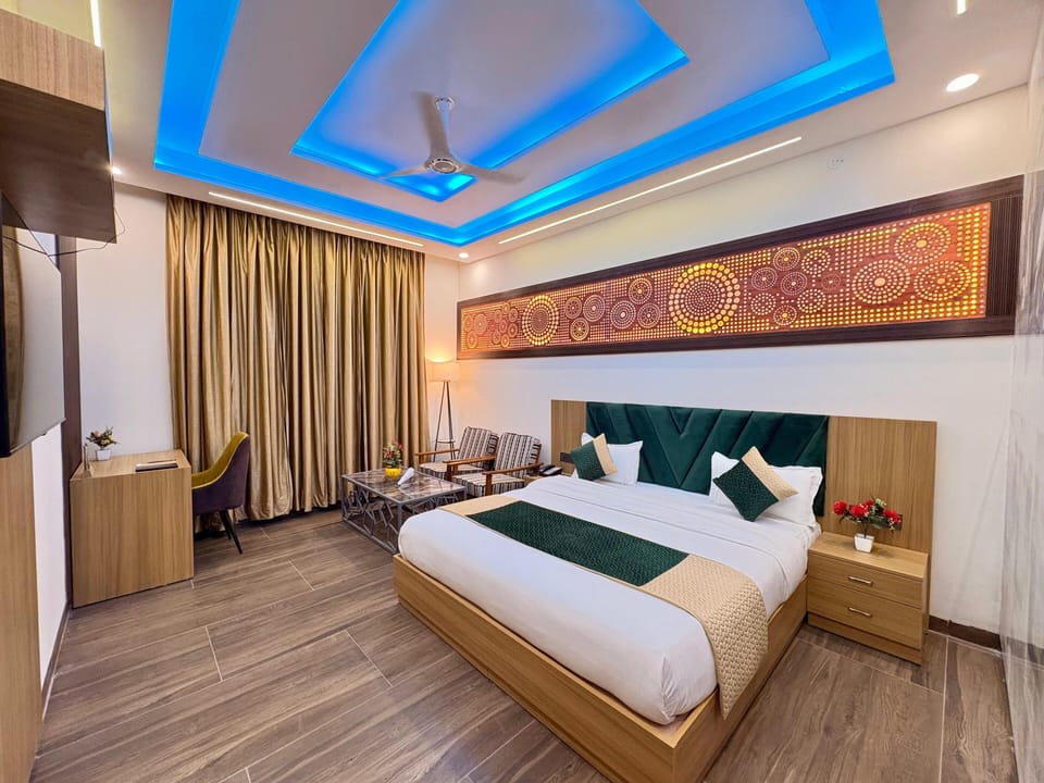 Luxury Double Room, Smoking, Housekeeping | Desk, laptop workspace, iron/ironing board, free WiFi