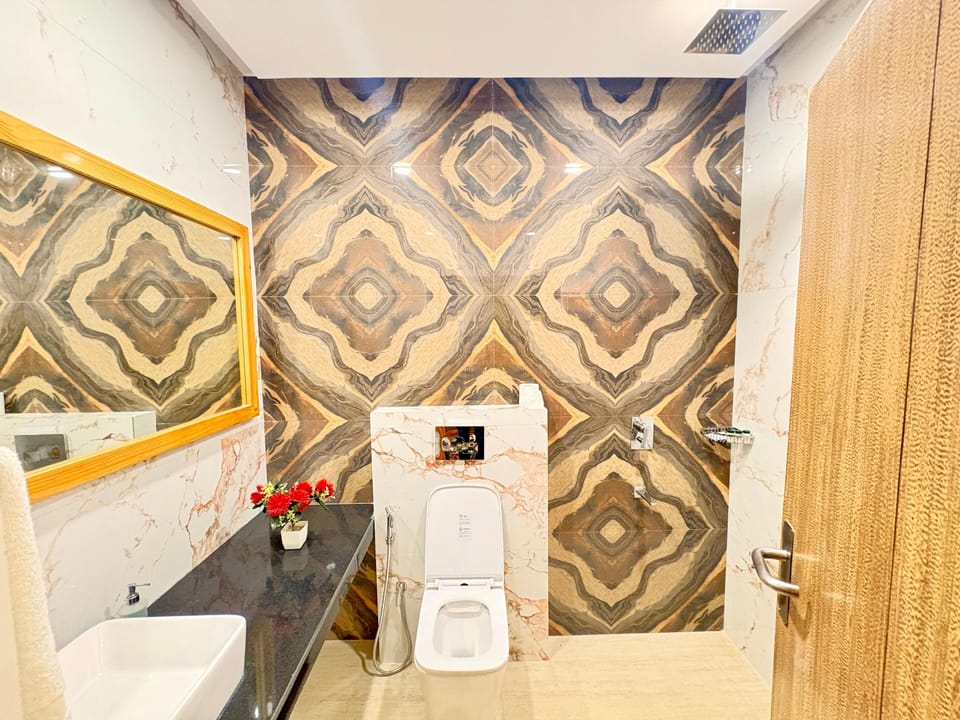 Luxury Double Room, Smoking, Housekeeping | Bathroom | Shower, free toiletries, towels, soap