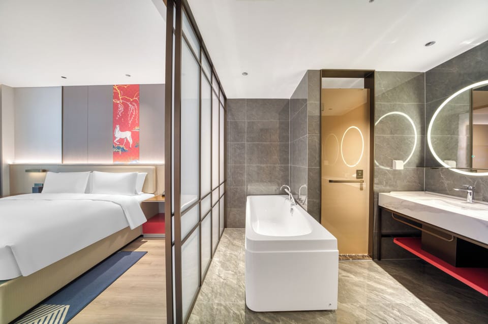 Executive Suite | Bathroom | Hair dryer, towels, shampoo, toilet paper