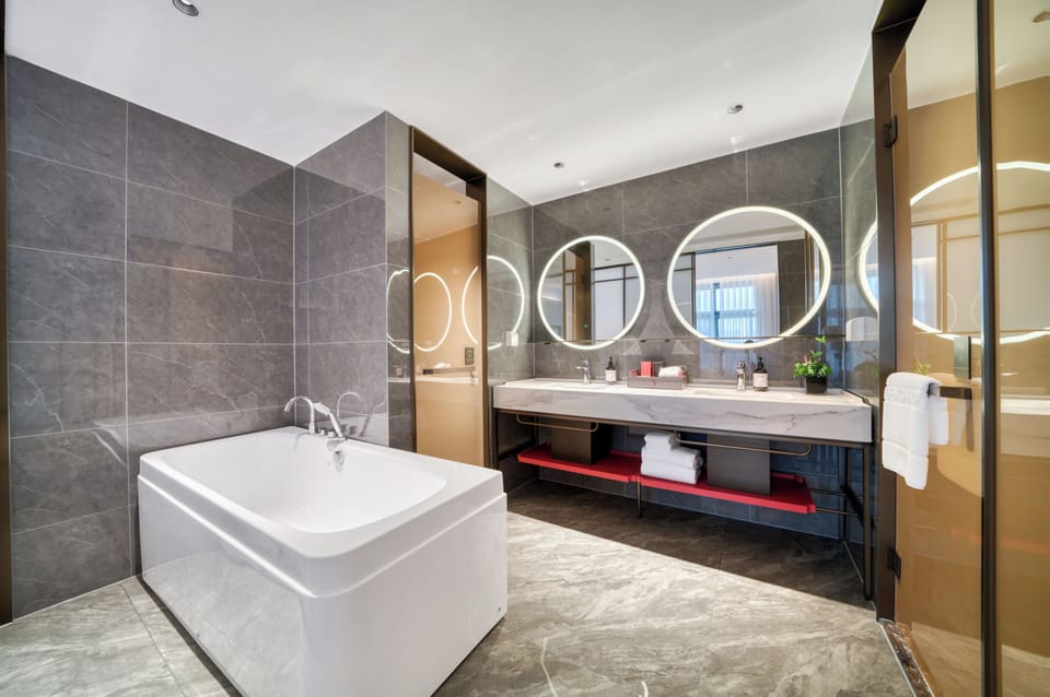 Executive Suite | Bathroom | Hair dryer, towels, shampoo, toilet paper
