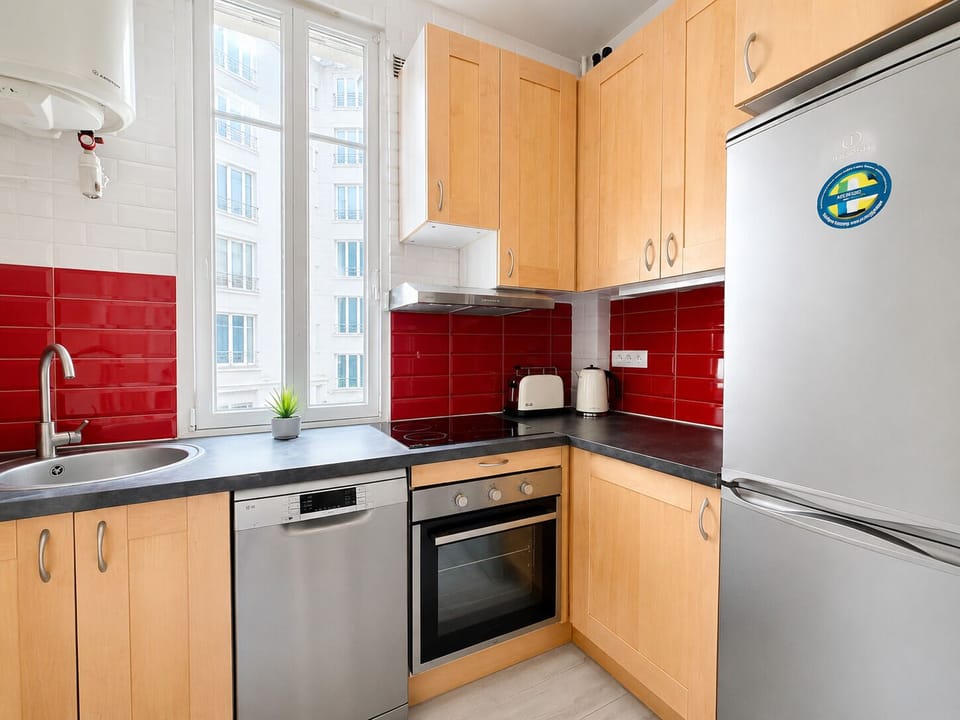 Apartment | Private kitchen | Microwave, oven, stovetop, cookware/dishes/utensils