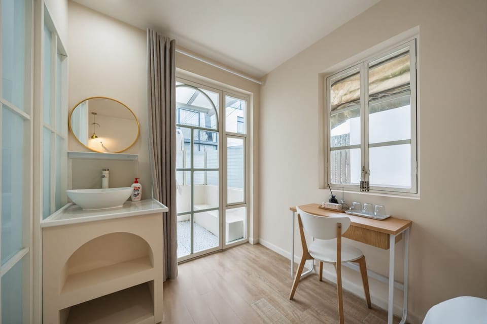 Standard Twin Room, Courtyard View | Bathroom | Free toiletries, hair dryer, slippers, towels