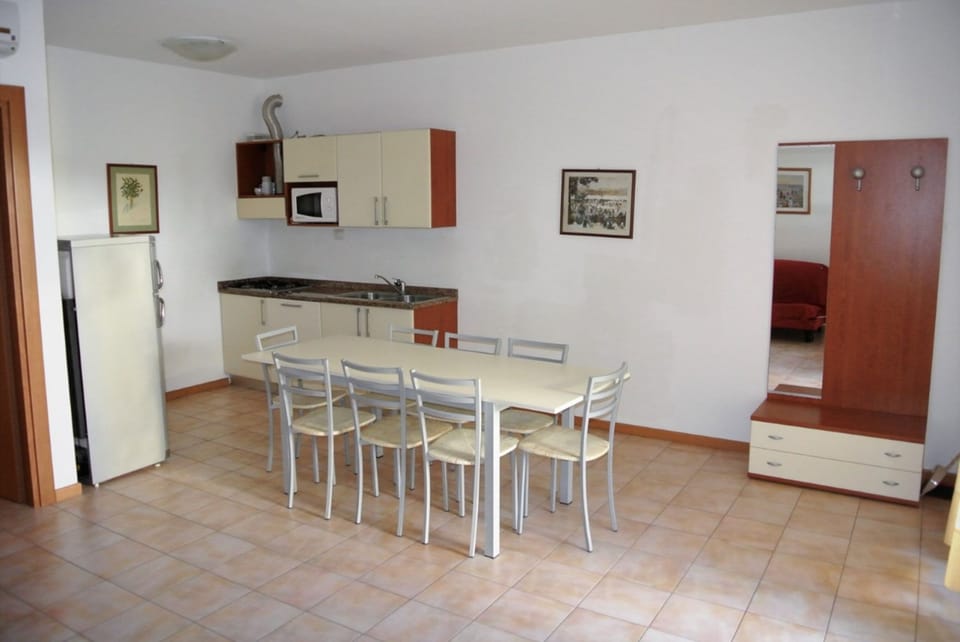 Apartment, 3 Bedrooms, Garden View | Dining room