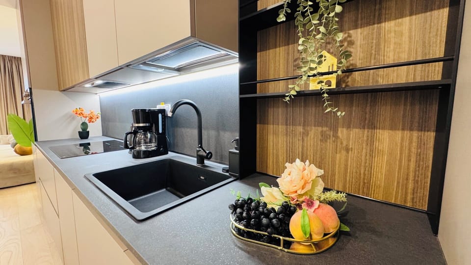 Comfort Apartment, 1 Double Bed, Non Smoking | Private kitchen | Full-size fridge, oven, stovetop, dishwasher