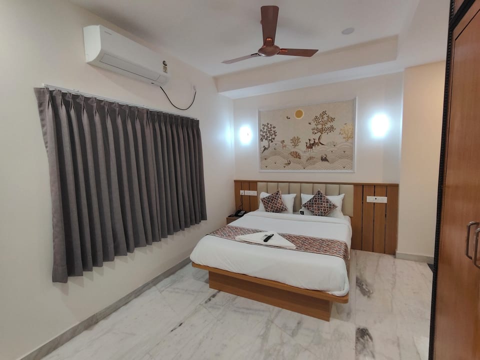 Deluxe Double Room, City View | Desk, soundproofing, iron/ironing board, free WiFi