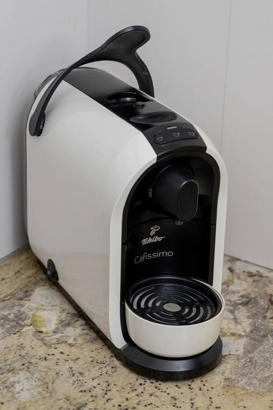 A capsule coffee machine ready to prepare fresh coffee at any time of the day. It is a convenient addition for guests who enjoy relaxing mornings indoors.