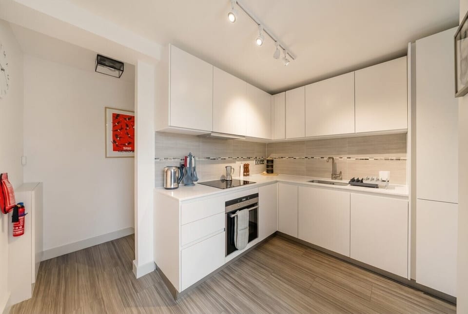 Well-equipped full kitchen with oven, hob, and plenty of storage for longer stays.