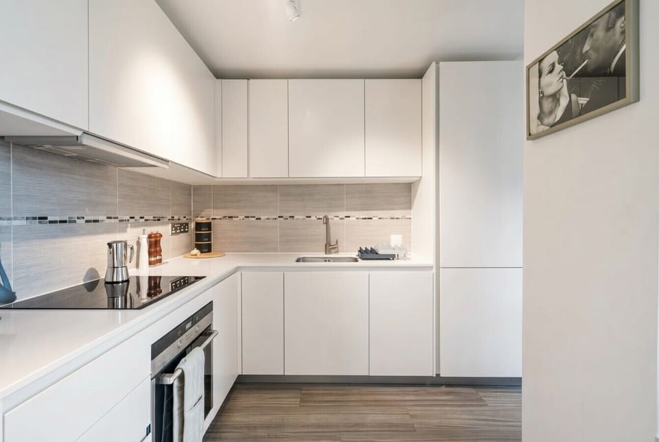 Gloss white kitchen with full oven and ample worktop space for cooking in comfort.