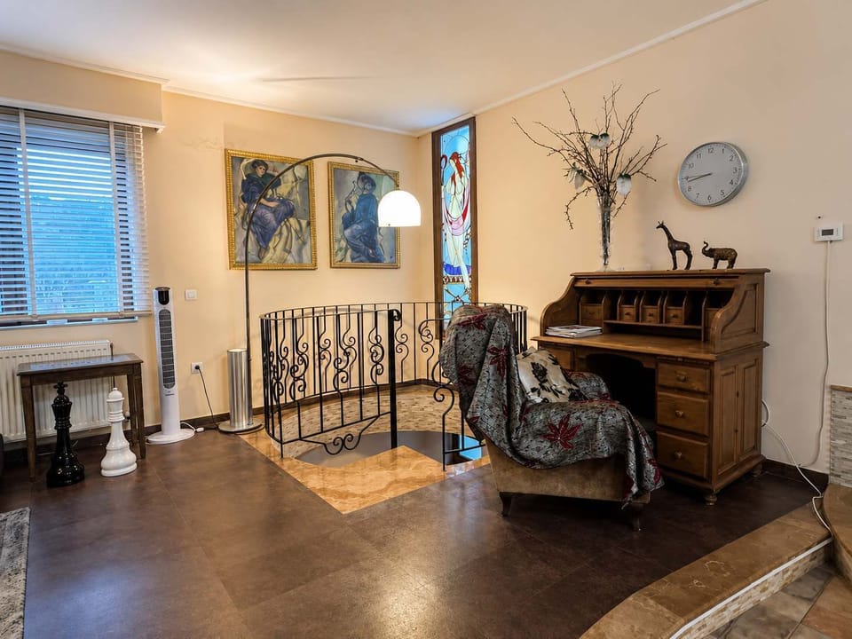Sophisticated sitting room with decorative details