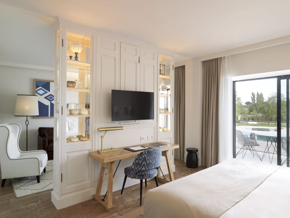 Premium bedding, down comforters, minibar, in-room safe