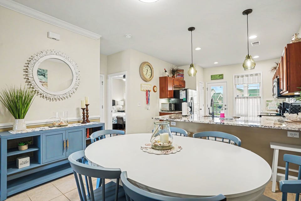 Dining/Kitchen Area