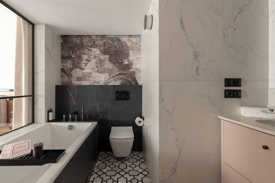 Deluxe Studio Suite, Courtyard View | Bathroom | Bathtub, jetted tub, towels