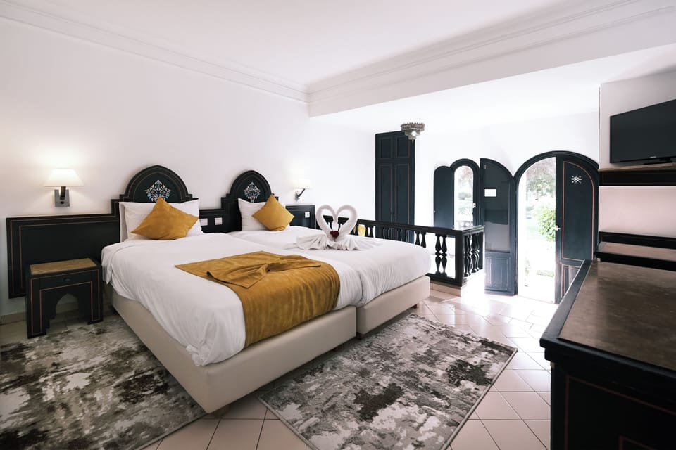 Premium bedding, minibar, desk, blackout drapes