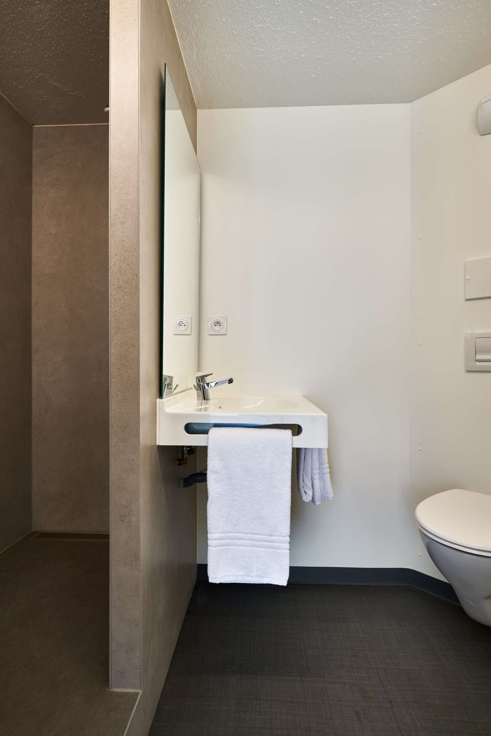Shower, eco-friendly toiletries, towels