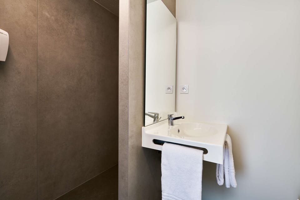 Shower, eco-friendly toiletries, towels