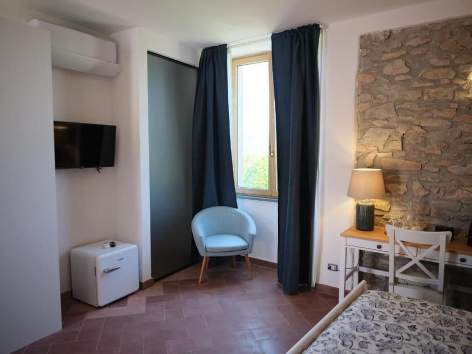 PIEDIROSSO | Minibar, desk, laptop workspace, blackout drapes