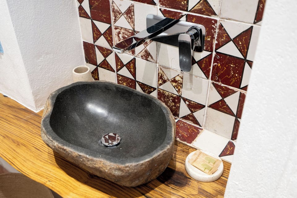 PIEDIROSSO | Bathroom | Shower, free toiletries, hair dryer, towels