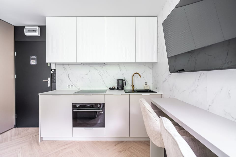 Studio Suite | Private kitchen | Coffee/tea maker, electric kettle