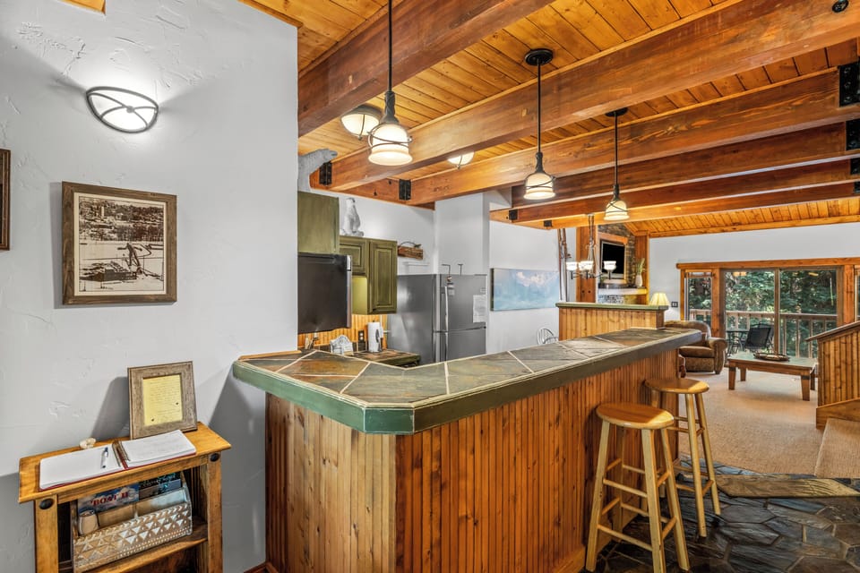 Kitchen + Breakfast Bar