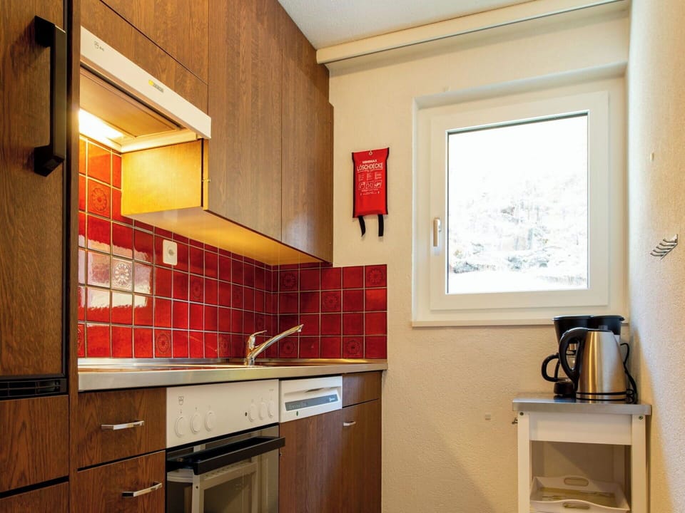 Wall, Kitchen, Major Appliance, Countertop, Interior Design, Flooring, Kitchen Appliance, Apartment, Cabinetry, Room