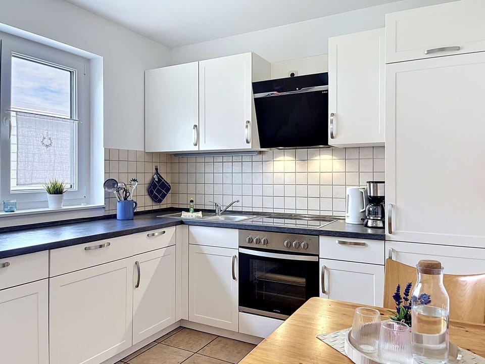 Kitchen, Kitchen Appliance, Countertop, Cabinetry, Major Appliance, Flooring, Interior Design, Home Appliance, Sink, Plumbing Fixture